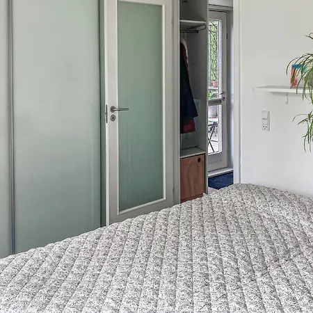 2 Bedroom Cozy In Hébergement de vacances *